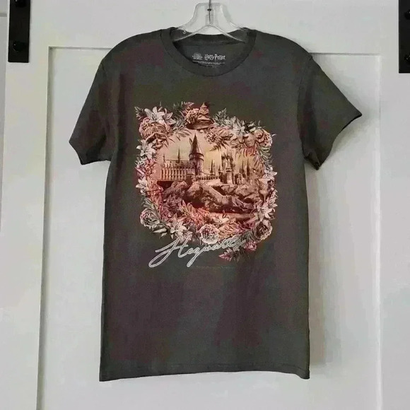 Loot Crate Hogwarts Graphic Tee Shirt - Picture 1 of 4